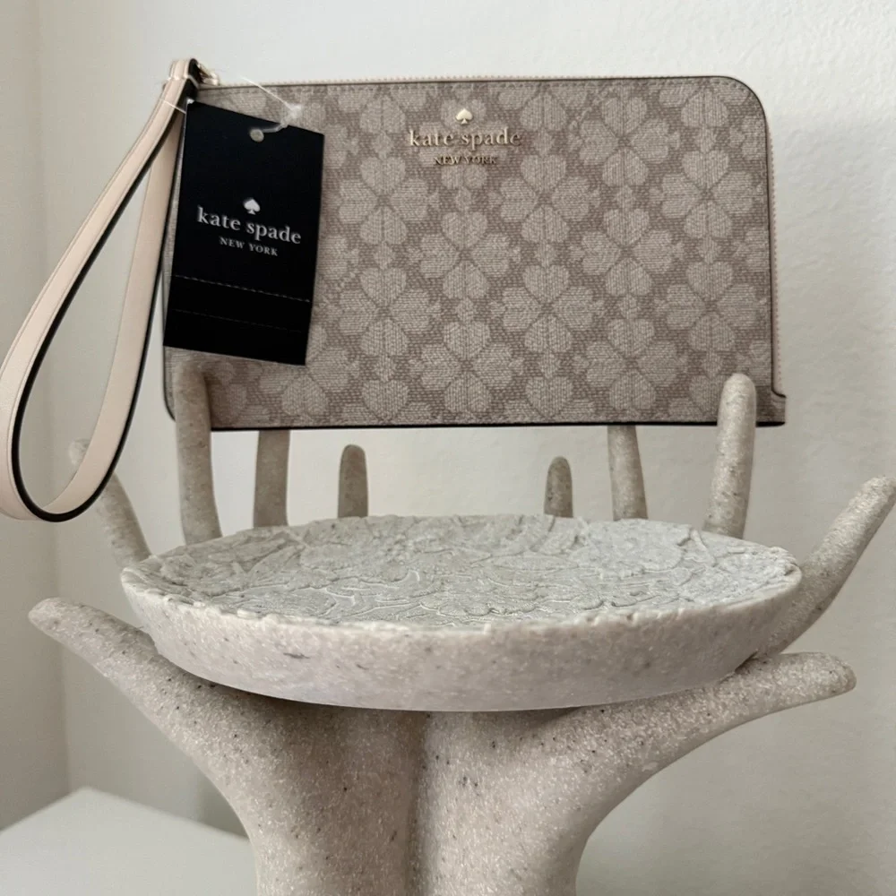 NWT Kate Spade Lucy Flower Medium Zip Wristlet in Dark Beige KG487